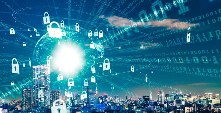 בניינים ומעליהם שמיים עם אייקונים של מנעולים