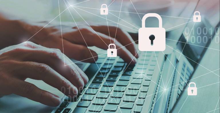 אדם מקליד טקסט על המקלדת