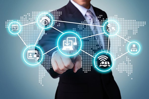 בן אדם מצביע על מנעול